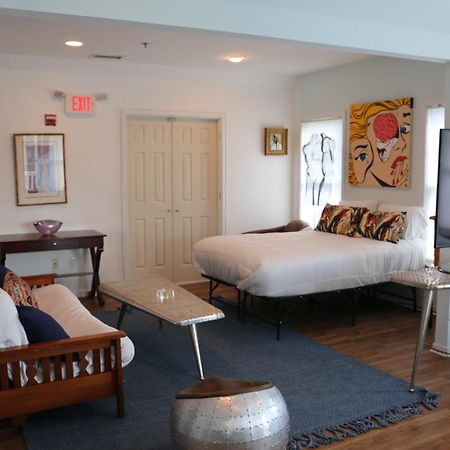 Tavern On The Bay Hotel - Frank Sinatra Suite ซอเมอร์สพอยต์ ภายนอก รูปภาพ
